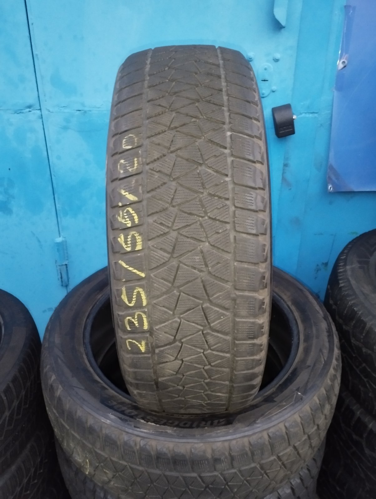 Bridgestone Blizzak DM-V2 235/55 R20 102T